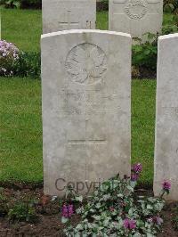 Etaples Military Cemetery - Grant, F J